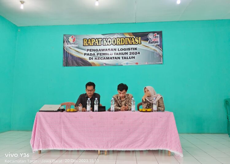 Rapat kordinasi pengawasan logistik pada Pemilu 2024 di Kecamatan Talun, Selasa (19/12/2023).*