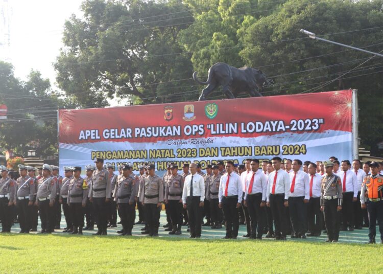 Polresta Cirebon melakukan upacara gelar pasukan melalui Operasi Lilin Lodaya yang digelar mulai 22 Desember 2023 hingga 2 Januari 2024, di Mapolresta, Kamis (21/12/2023).