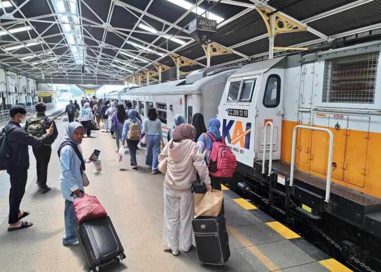 Kondisi angkutan penumpang kereta api di stasiun Kejaksan Cirebon, Minggu (24/12/2023).*/humas KAI Daop 3