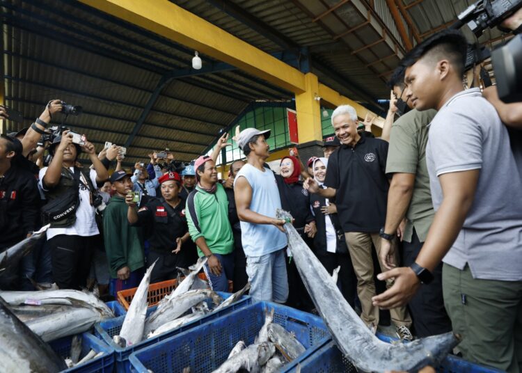 Capres nomor urut 3, Ganjar Pranowo, saat mendatangi kampung nelayan di Kabupaten Indramayu, di TPI Karangsong, Sabtu (23/12/2023).