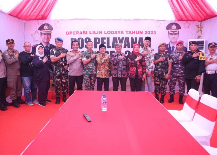 Forkopimda Kabupaten Cirebon, saat menggelar monitoring pelaksanaan pengamatan perayaan natal 2023 dan jelang tahun Baru 2024, di salah satu pos pengamanan setempat, Senin (25/12/2023).