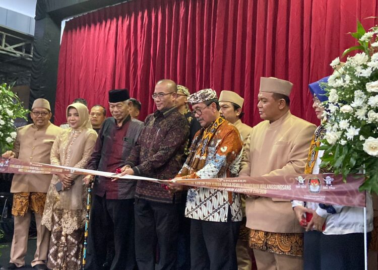 Ketua KPU RI, Hasyim Asy'ari, didampingi jajaran Forkompinda Kabupaten Cirebon, saat melakukan gunting pita peresmian gedung baru KPU Kabupaten Cirebon, Rabu (27/12/2023).