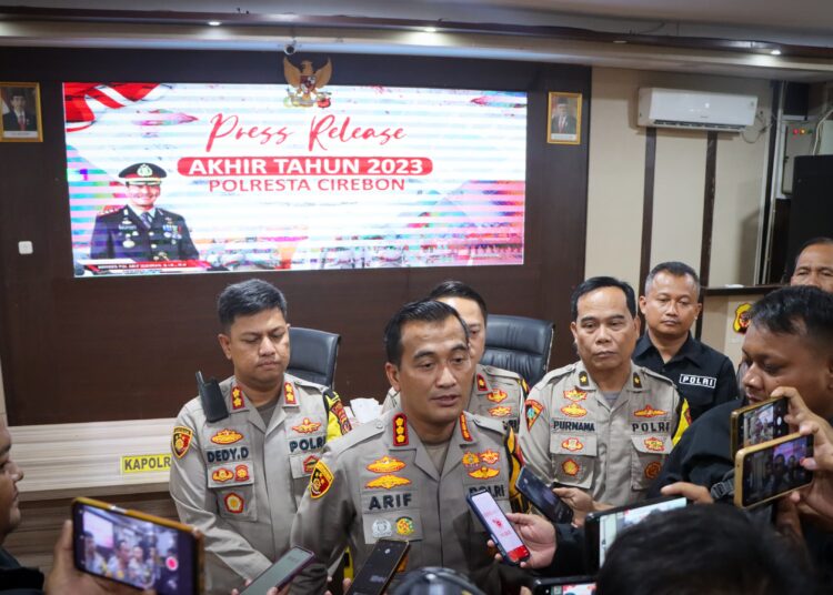 Kapolresta Cirebon, Kombes Arif Budiman, bersama jajaran dalam Press Release Raport Kamtibmas Akhir Tahun 2023 di Mapolresta Cirebon, Jumat (29/12/2023).