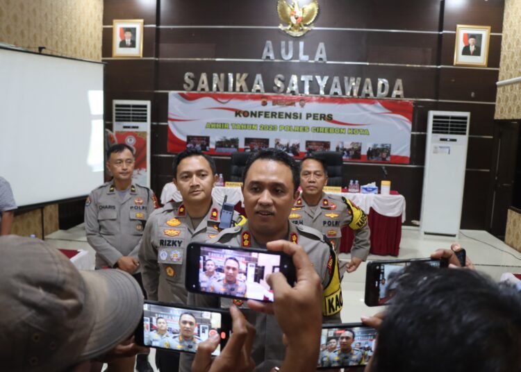 Kapolres Cirebon Kota AKBP M. Rano Hadiyanto saat diwawancara sejumlah wartawan usai konsferensi pers di Aula Polres Ciko, Jumat (29/12/2023).*/humas polresta