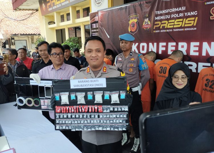 Kapolres Cirebon Kota AKBP. M. Rano Hadiyanto didampingi Kasat Narkoba AKP Maruf Murdianto menunjukkan barang bukti hasil pengungkapan kasus narkoba dan obat sediaan farmasi tanpa ijin edar di Mapolres Ciko, Selasa (5/12/2023).*/Ryan Haryanto