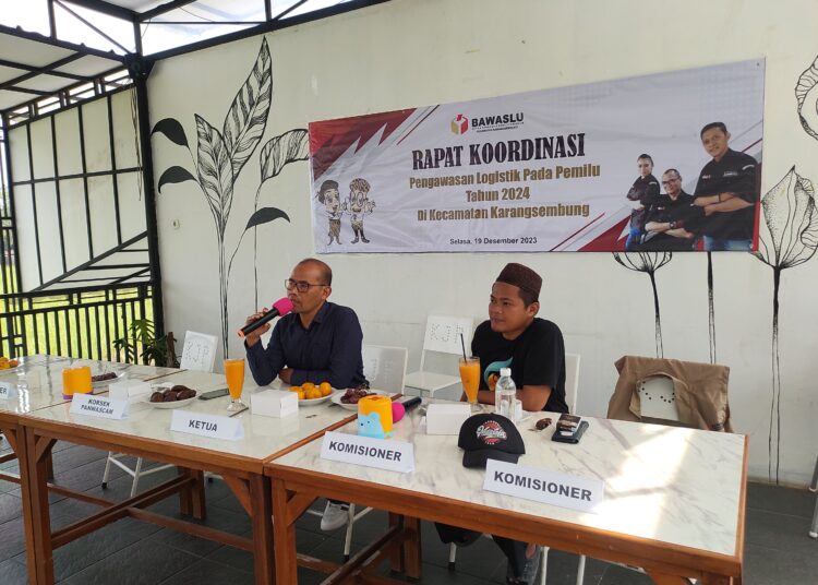 Rapat kordinasi pengawasan logistik Pemilu 2024 di Kecamatan Karangsembung, Selasa (19/12/2023).*