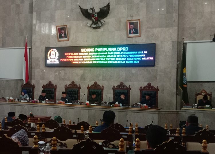 DPRD Kabupaten Cirebon, menggelar rapat pengusulan pemberhentian Bupati dan wakil Bupati Cirebon, di gedung DPRD setempat, Selasa (5/12/2023).