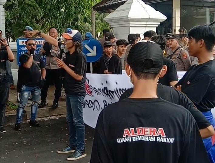 Sejumlah masa dari aliansi demokrasi rakyat (Aldera) saat melakukan aksi unjuk rasa di depan kantor Bupati Cirebon, Senin (7/12/2023).