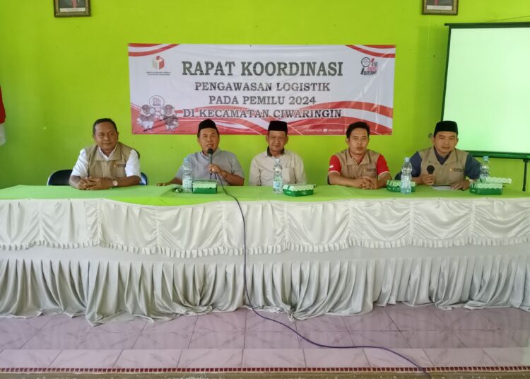 Rapat kordinasi Panwascam Ciwaringin dengan PKD setempat, Selasa (19/12/2023).*