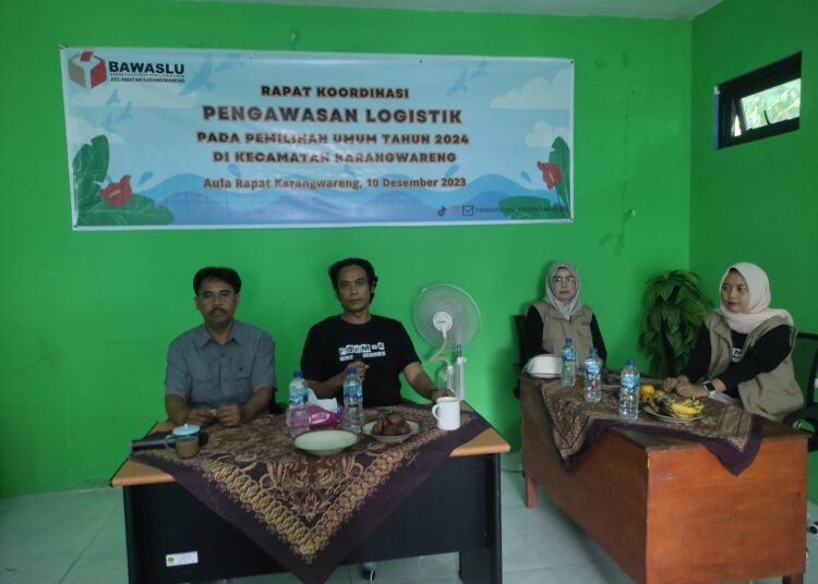 Rakor pengawasan logistik Pemilu 2024 di Kecamatan Karangwareng, Selasa (19/12/2023).*