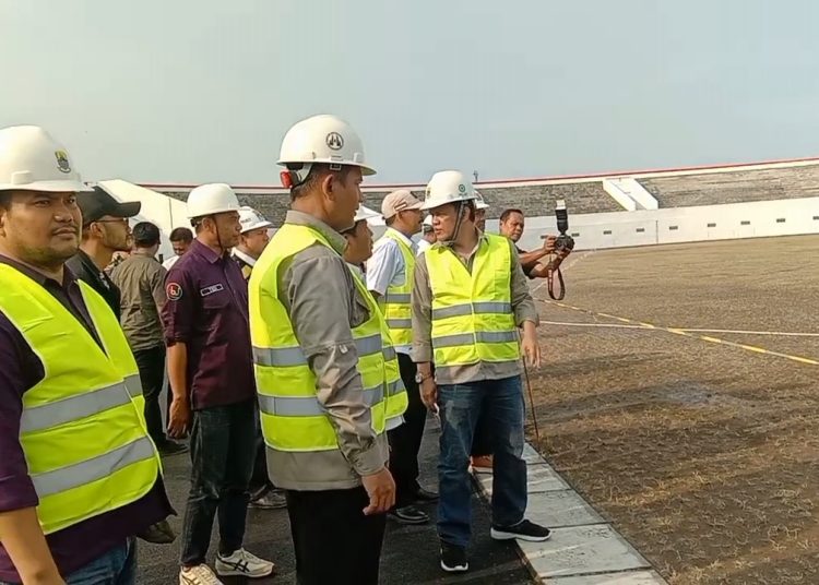 Sekda Kabupaten Cirebon, Hilmy Rivai (kanan), beserta jajaran saat melakukan peninjauan ke lapangan SOR Watubelah, Kecamatan Sumber, Kabupaten Cirebon, Rabu (6/12/2023).