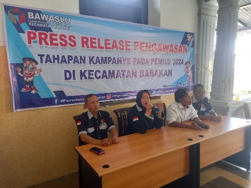 Panwascam Babakan menggelar "Press Realease Pengawasan Tahapan Kampanye Pemilu Serentak Tahun 2024", di kantor Sekretariat Panwascam Babakan, Rabu (20/12/2023).* Foto: Panwascam Babakan