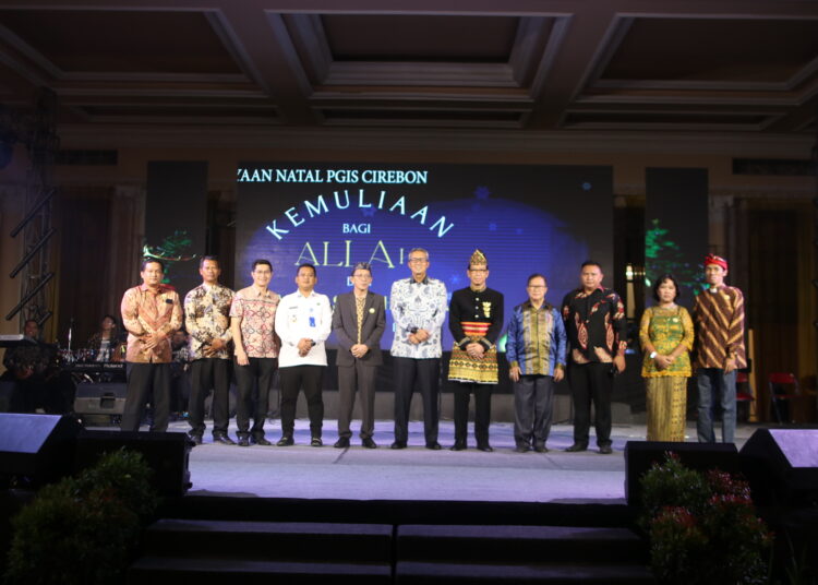 Foto bersama Pj Wali Kota Cirebon H.Agus Mulyadi saat menghadiri perayaan Natal Persekutuan Gereja-Gereja di Indonesia Setempat (PGIS) Cirebon di Hotel Apita, (15/1/2024).*/dok setda Kota Cirebon