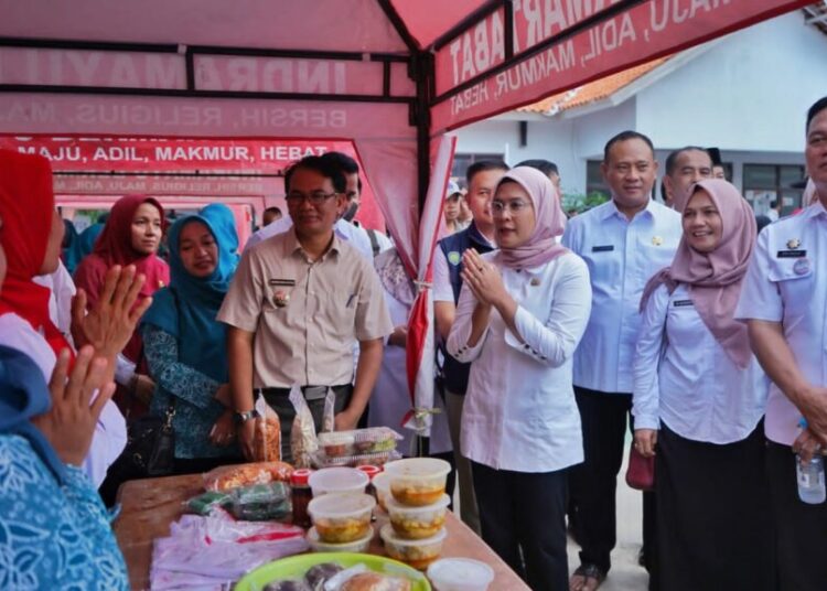 Bupati Indramayu Hj. Nina Agustina saat menghadiri Gerakan Pangan Murah di Kecamatan Cantigi, Rabu (10/1/2024).* Foto: Diskominfo Indramayu