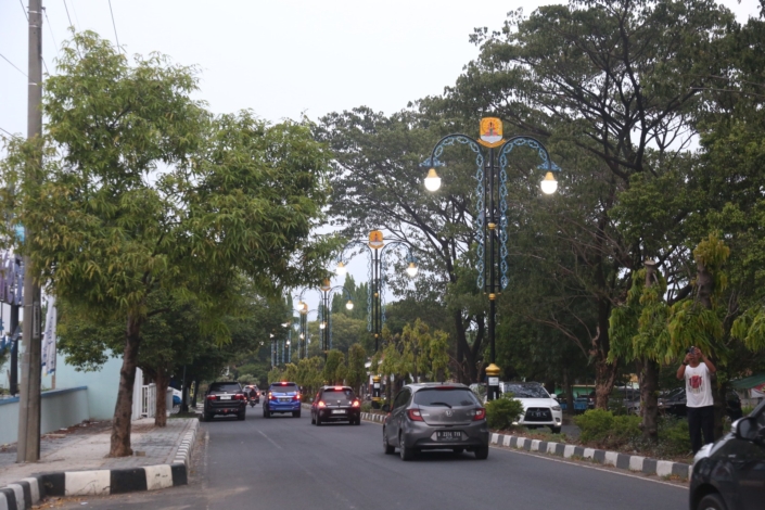 Puluhan lampu tematik menuju pusat pemerintahan Kabupaten Cirebon di Kecamatan Sumber, yang memperindah kawasan tersebut.