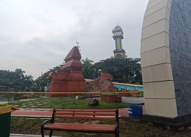 Kondisi Gapura Alun-Alun Pataraksa, Kecamatan Sumber, Kabupaten Cirebon, pasca ambruk pada Selasa (2/1/2024) malam. Kawasan tersebut saat ini ditutup sementara hingga batas waktu yang belum ditentukan oleh Pemkab Cirebon, Rabu (3/1/2024).