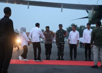 Kapolda Jabar Sambut Kedatangan Presiden RI di Bandara Cakrabhuwana Kota Cirebon