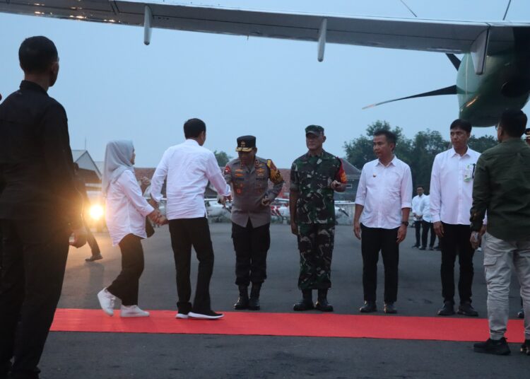Kapolda Jabar Irjen Pol Akhmad Wiyagus menyambut kedatangan Presiden RI Joko Widodo dan Ibu Iriana di Bandara Cakrabuana Penggung, Rabu (3/1/2024).*/Humas Polres Ciko