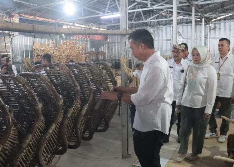 Pj Gubernur Jawa Barat, Bey Machmudin, didampingi Bupati Cirebon, Imron, saat melakukan peninjauan produksi rotan di Satuan Pelayanan Pengembangan Industri Rotan Cirebon, Desa Tegalwangi, Kecamatan Plumbon, Kabupaten Cirebon, Rabu (3/1/2024).