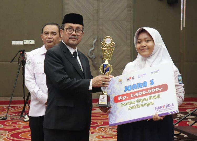 Bupati Cirebon, Imron, saat memberikan piagam penghargaan kepada siswi SMP N 2 Gempol, Dewi Lestari, yang meraih juara 3 dalam lomba puisi dalam Hakordia tahun 2023.