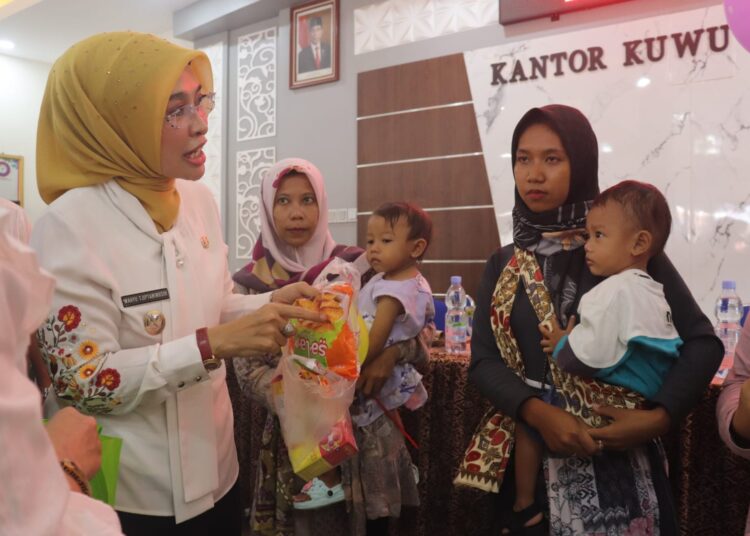 Wakil Bupati Cirebon, Wahyu Tjiptaningsih, saat melakukan Monitoring Percepatan Penurunan Stunting Di posyandu Dahlia, Desa Bodelor, Kecamatan Plumbon, Rabu (10/1/2024).