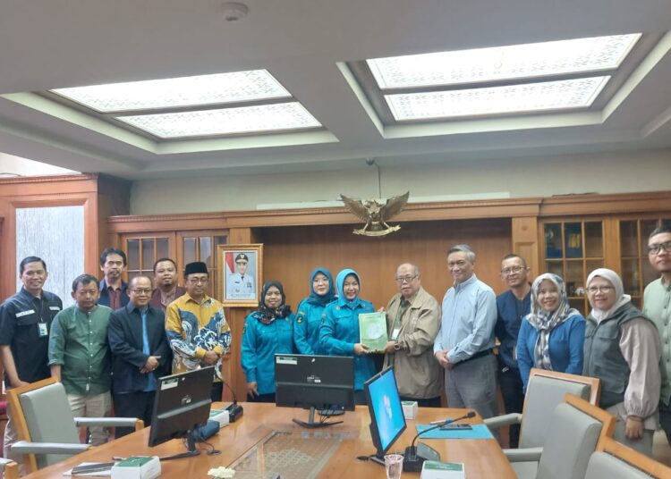 Tim perumus dari Pemkab Cirebon saat menyerahkan berkas usulan Calon Pahlawan Nasional (CPN) KH. Abbas Abdul Jamil ke Tim Peneliti Pengkaji Gelar Daerah (TP2GD) Provinsi Jawa Barat, Selasa (9/1/2024).