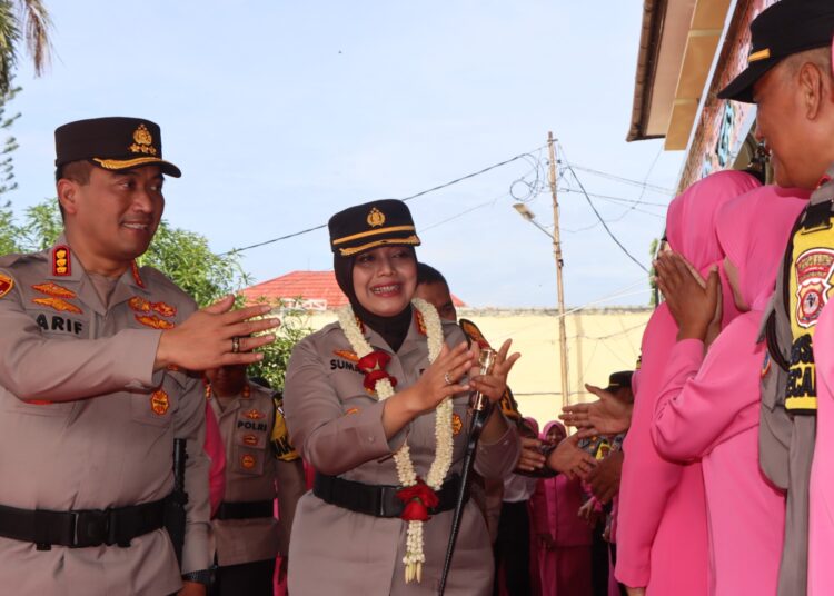 Kapolresta Cirebon Kombes Sumarni (pejabat baru) didampingi Kombes Arif Budiman (pejabat lama) dal kegiatan Farewell dan Welcome Parade Pejabat lama dan baru pergantian pimpinan di Mapolresta Cirebon, Kamis (11/1/2023).