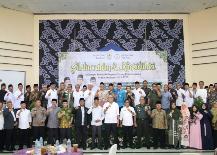 Foto bersama Pj Wali Kota Cirebon H. Agus Mulyadi bersama Jajaran Pengurus At-taqwa Center usai pengukuhan, Rabu (10/1/2024).*/istimewa