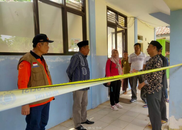 Kepala Dinas Pendidikan Kabupaten Cirebon, Ronianto, saat melakukan peninjauan lokasi ruang kelas yang ambruk di SMPN 2 Greged, Jumat (12/1/2024).