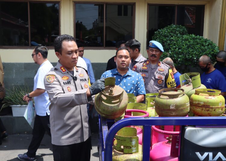 Kapolres Cirebon Kota AKBP M. Rano Hadiyanto menunjukkan barang bukti hasil kasus pengoplosan gas subsidi ke non subsidi, Jumat (12/1/2024).*/istimewa