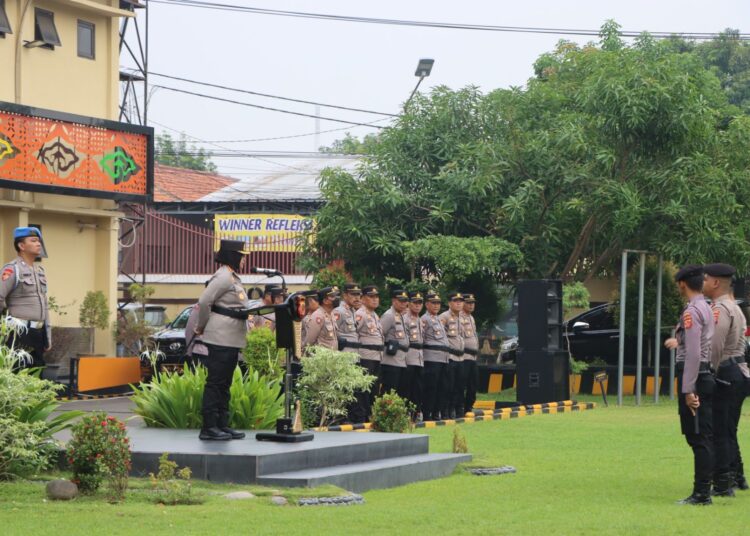 Kapolresta Cirebon, Kombes Sumarni, saat memberikan arahan dalam apel jam pimpinan perdana di Mapolresta Cirebon, Senin (15/1/2024).