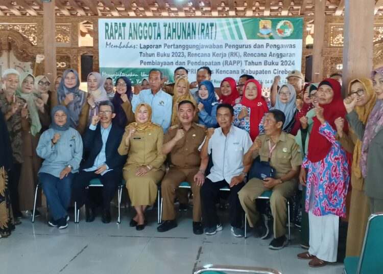 Jajaran pengurus dan anggota KPRI Tunas Kencana DPPKBP3A saat menggelar RAT, di salahsatu rumah makan di Kecamatan Talun, Kabupaten Cirebon, Selasa (16/1/2024).
