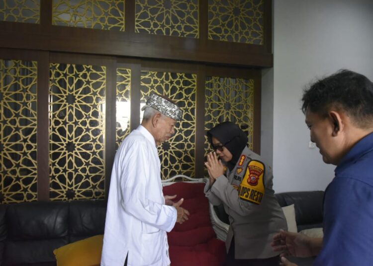 Kapolresta Cirebon, Kombes Sumarni, saat silaturahmi ke kediaman Habib Thohir Bin Yahya, di Kecamatan Gempol, Kabupaten Cirebon, Selasa (16/1/2024).