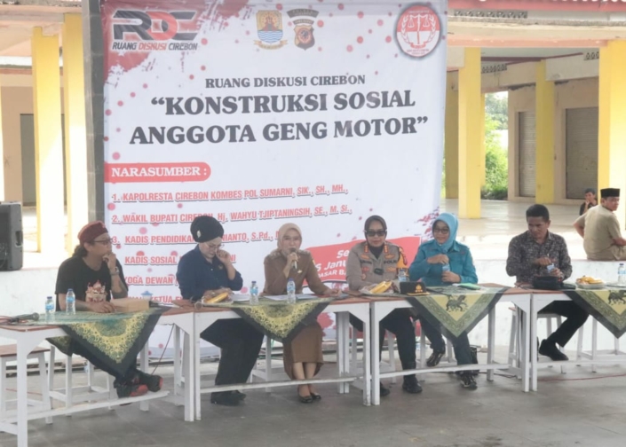 Wakil Bupati Cirebon, Wahyu Tjiptaningsih, bersama Kapolresta Cirebon, Kombes Sumarni, dan jajaran terkait, dalam kegiatan "Seminar Area Stage Art" di Pasar Batik Trusmi, Kecamatan Weru, Kabupaten Cirebon, Selasa (16/1/2024).