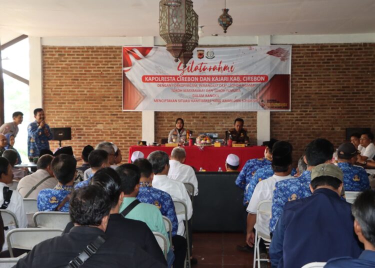 Kapolresta Cirebon, Kombes Sumarni dan Kajari Kabupaten Cirebon, Yudhi Kurniawan, saat  memberikan penyuluhan hukum kepada para Kuwu/kepala desa di salahsatu tempat oleh-oleh di Desa Wanayasa, Kecamatan Beber, Kabupaten Cirebon, Rabu (17/1/2024).