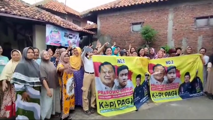 Sekelompok warga di wilayah timur Kabupaten Cirebon, saat menyuarakan dukungan terhadap pasangan Calon Presiden (Capres) Prabowo-Gibran, yang diyakini menang satu putaran, Kamis (18/1/2024).