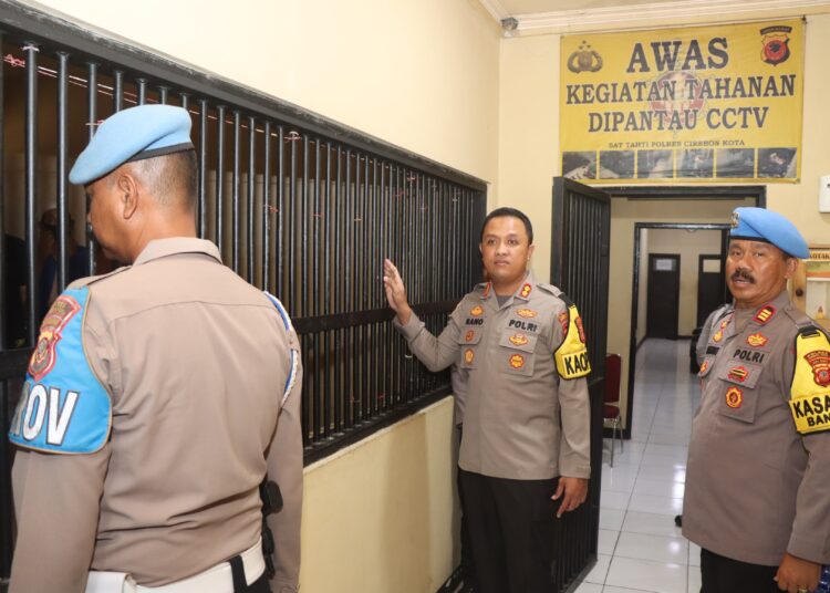 Kapolres Cirebon Kota AKBP M. Rano Hadiyanto memeriksa rumah tahanan di mapolres setempat, Kamis (18/1/2024).*/humas polres ciko