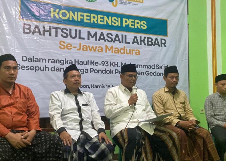 Panitia Bahtsul Masail (BM) Akbar se-Jawa Madura, di Ponpes Gedongan, dalam rangkaian peringatan Haul ke-93 KH Muhammad Sa'id, Jumat (19/1/2024).