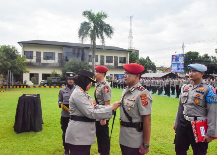 Kapolresta Cirebon, Kombes Sumarni, saat memimpin upacara serah terima jabatan (sertijab) Kasat Reskrim, di lapangan apel Mapolresta setempat, Sabtu (20/1/2024).