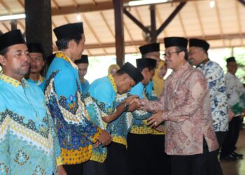 Hadiri Pelantikan PGMI, Bupati Cirebon Sebut Keunggulan dan Peran Guru Madrasah