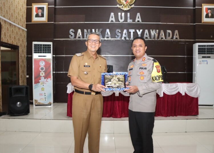 Pj Wali Kota Cirebon H. Agus Mulyadi dan
Kapolres Cirebon Kota AKBP Muhammad Rano Hadiyanto, S.Ik., M.M berfoto bersama.* Foto: Humas Polres Ciko