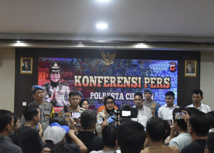 Kapolresta Cirebon, Kombes Sumarni, saat memberikan keterangan kasus penemuan mayat perempuan di sungai, dalam konferensi pers, Senin (22/1/2024).