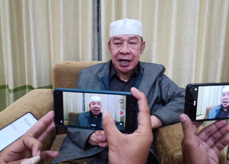 Sesepuh Pondok Buntet Pesantren, KH. Adib Rofiuddin Izza, saat memberikan keterangan pers kepada wartawan soal penonaktifan dirinya sebagai pengurus PBNU, Selasa (23/1/2024).