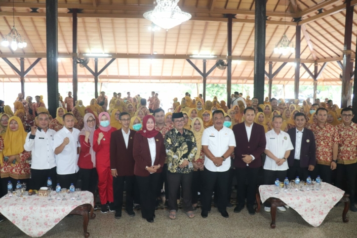 Bupati Cirebon, Imron, didampingi Ketua PPNI Kabupaten Cirebon, Eni Suhaeni dan jajaran terkait dalam kegiatan tasyakuran pengangkatan ratusan perawat ASN PPPK, di Pendopo Bupati, Rabu (24/1/2024).