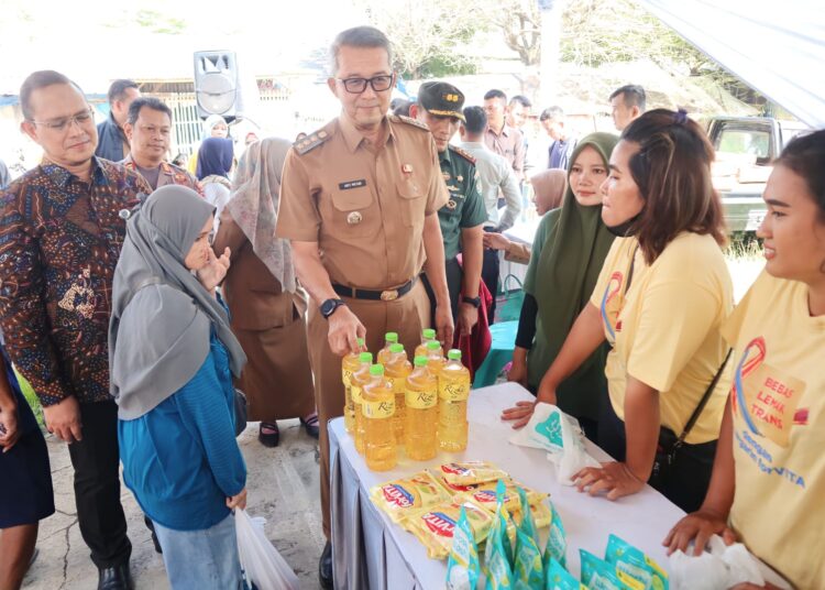 Pj Wali Kota H. Agus Mulyadi meninjau kegiatan Gerakan Pangan Murah (GPM) di lapangan Kebon Pelok, Selasa (30/1/2024)."/dok-prokompim kota cirebon