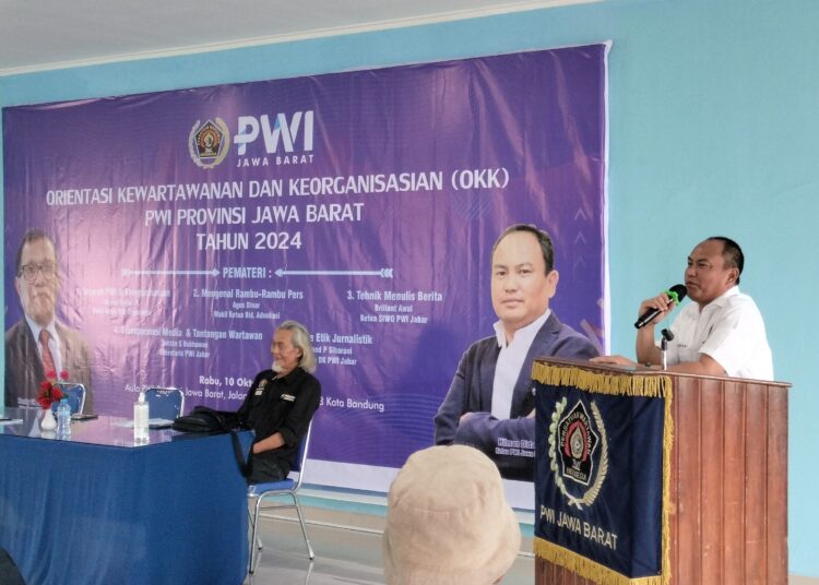 Ketua PWI Jawa Barat, Hilman Hidayat menyampaikan sambutan pada Orientasi Kewartawanan dan Keorganisasian (OKK) PWI Jawa Barat di Aula setempat, Rabu (10/1/2024).*/ryan haryanto