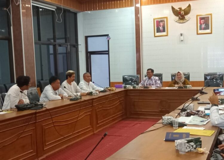 Dinas Kebudayaan dan Pariwisata (Disbudpar) Kabupaten Cirebon saat melakukan rapat kerja dengan DPRD di gedung dewan, Jumat (5/1/2024).