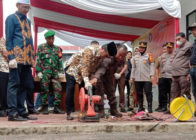 Bupati Cirebon, Imron, bersama Forkompinda, secara simbolis melakukan pemusnahan barang bukti yang sudah berkekuatan hukum di halaman kantor Kejari Kabupaten Cirebon, Kamis (25/1/2024).