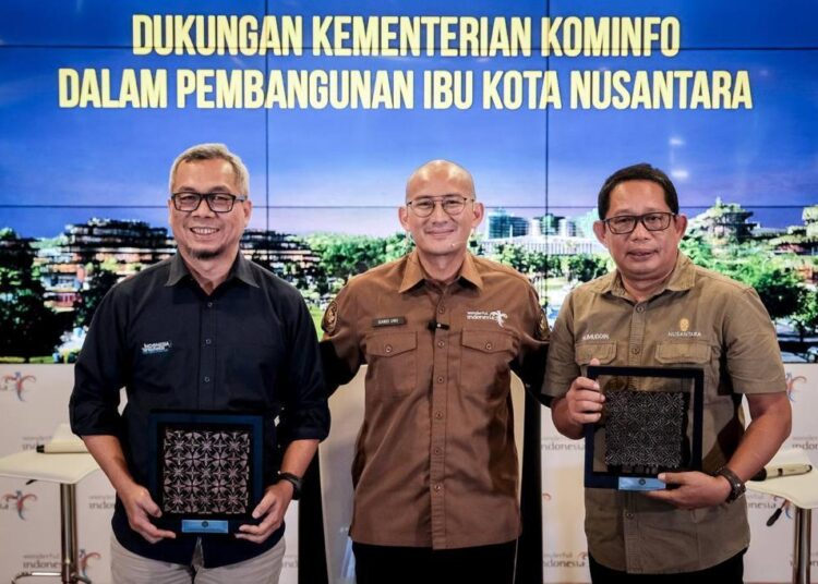 Menparekraf, Sandiaga Uno foto bersama usai acara The Weekly Brief With Sandi Uno di Gedung Sapta Pesona, Jakarta, Rabu (10/1/2024).* Dok. Kemenparekraf