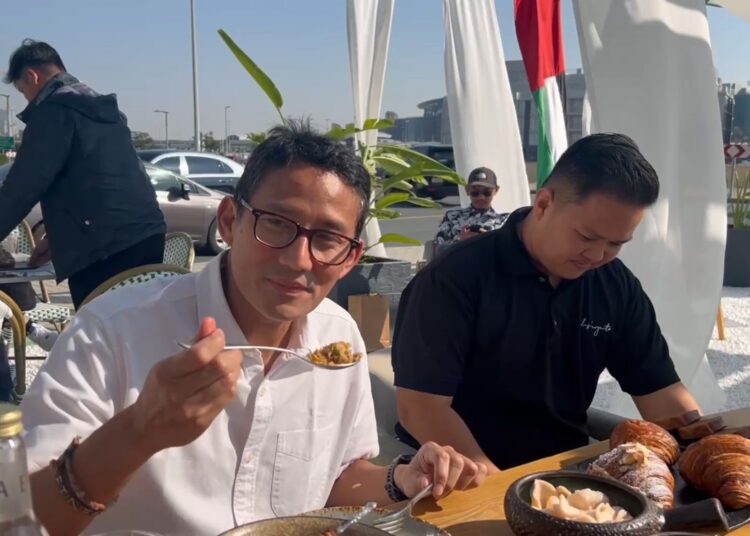 Menparekraf Sandiaga Uno mencicipi nasi goreng yang merupakan salah satu menu andalan khas Indonesia dari Restoran Haryanto di Nad Al Sheba, Dubai, Sabtu (6/1/2024).* Foto: kemenparekraf.go.id